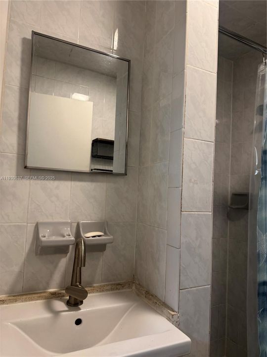 出租: $1,450 (1 贝兹, 1 浴室, 0 平方英尺)