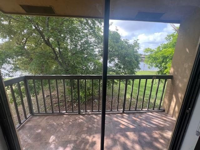 На продажу: $299,000 (2 спален, 2 ванн, 775 Квадратных фут)