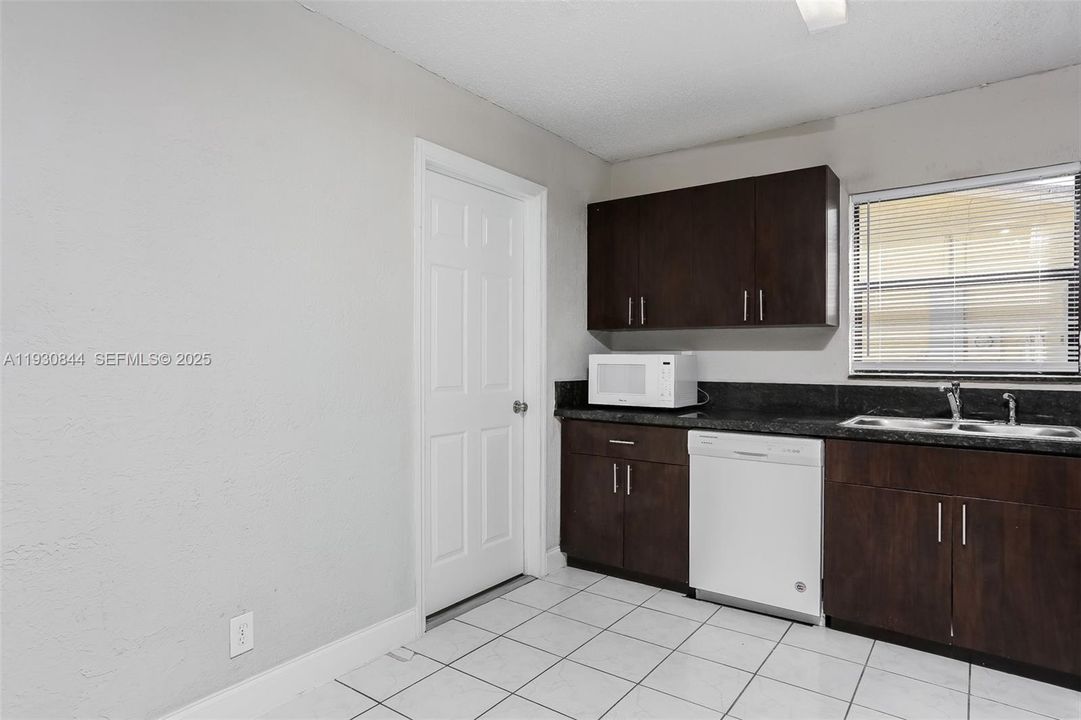 В аренду: $2,330 (3 спален, 2 ванн, 1112 Квадратных фут)