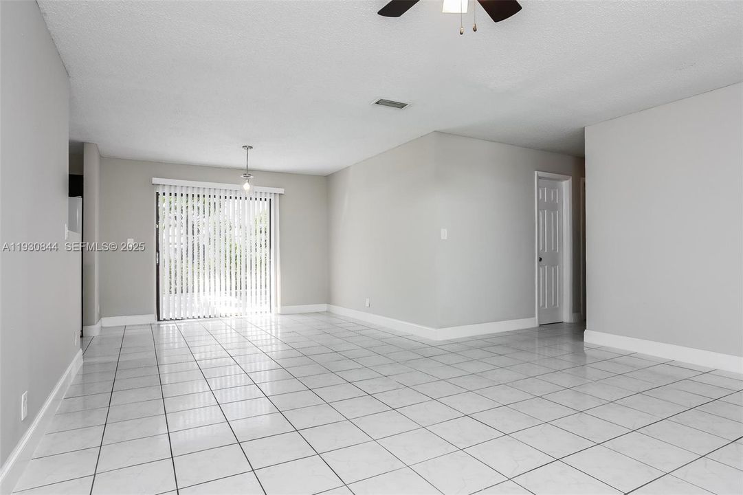 В аренду: $2,330 (3 спален, 2 ванн, 1112 Квадратных фут)