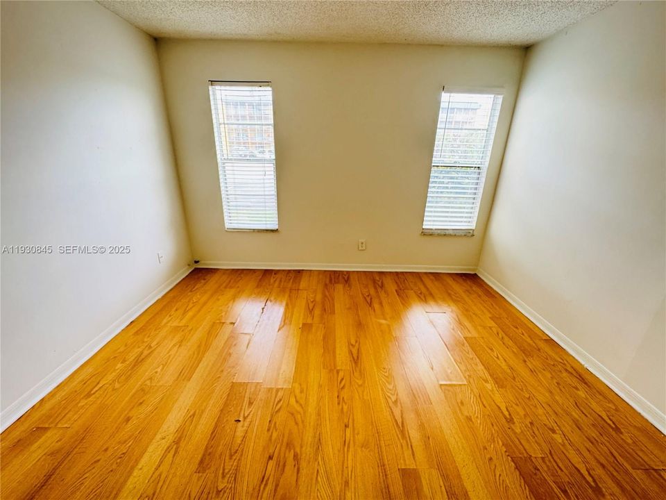 待售: $120,000 (1 贝兹, 1 浴室, 735 平方英尺)