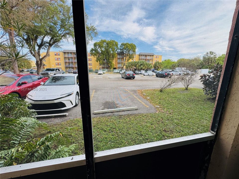 待售: $120,000 (1 贝兹, 1 浴室, 735 平方英尺)