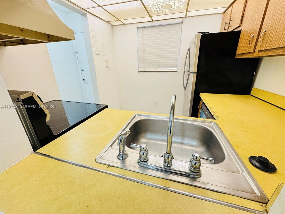 待售: $120,000 (1 贝兹, 1 浴室, 735 平方英尺)