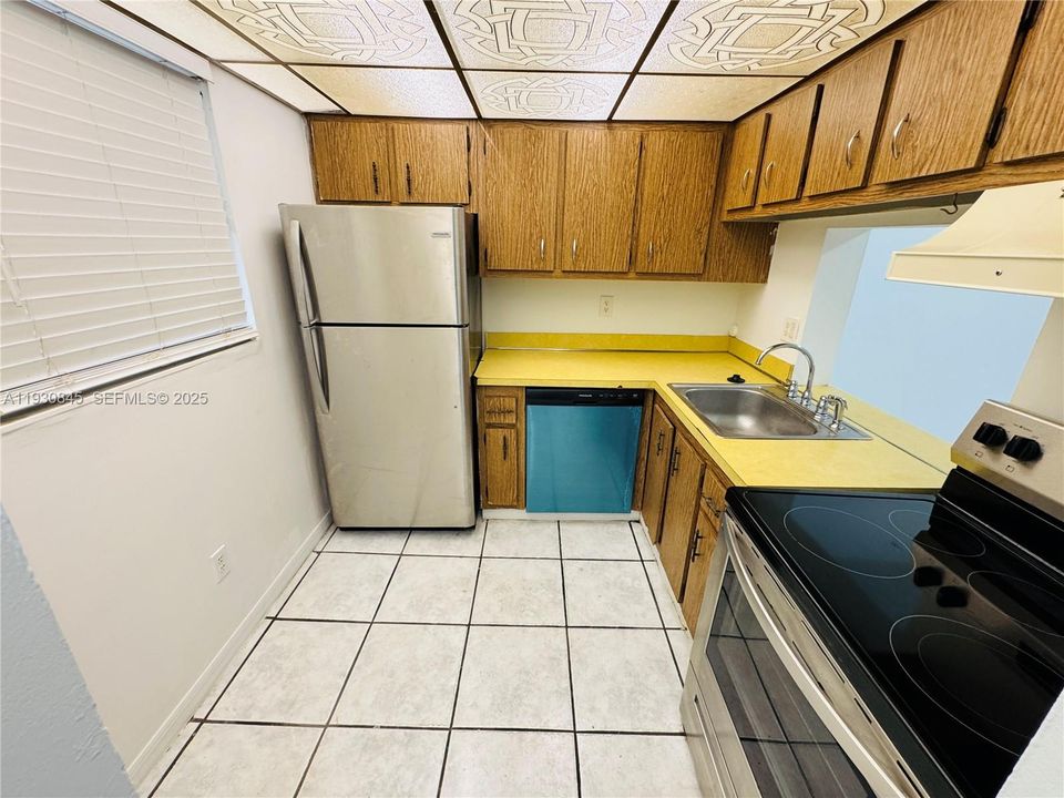 待售: $120,000 (1 贝兹, 1 浴室, 735 平方英尺)