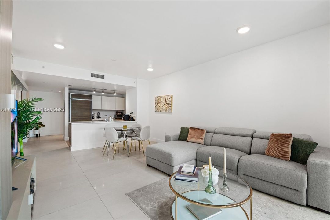 For Rent: $3,700 (1 beds, 1 baths, 891 Square Feet)