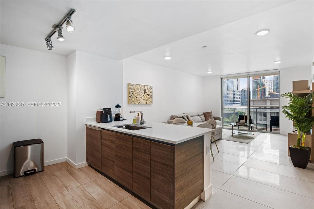 For Rent: $3,700 (1 beds, 1 baths, 891 Square Feet)