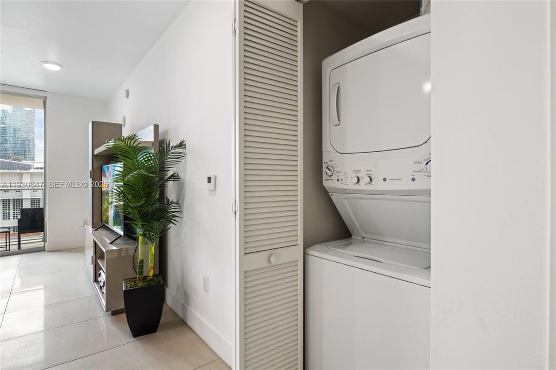 For Rent: $3,700 (1 beds, 1 baths, 891 Square Feet)