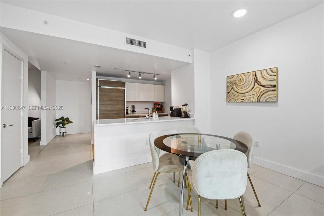 For Rent: $3,700 (1 beds, 1 baths, 891 Square Feet)