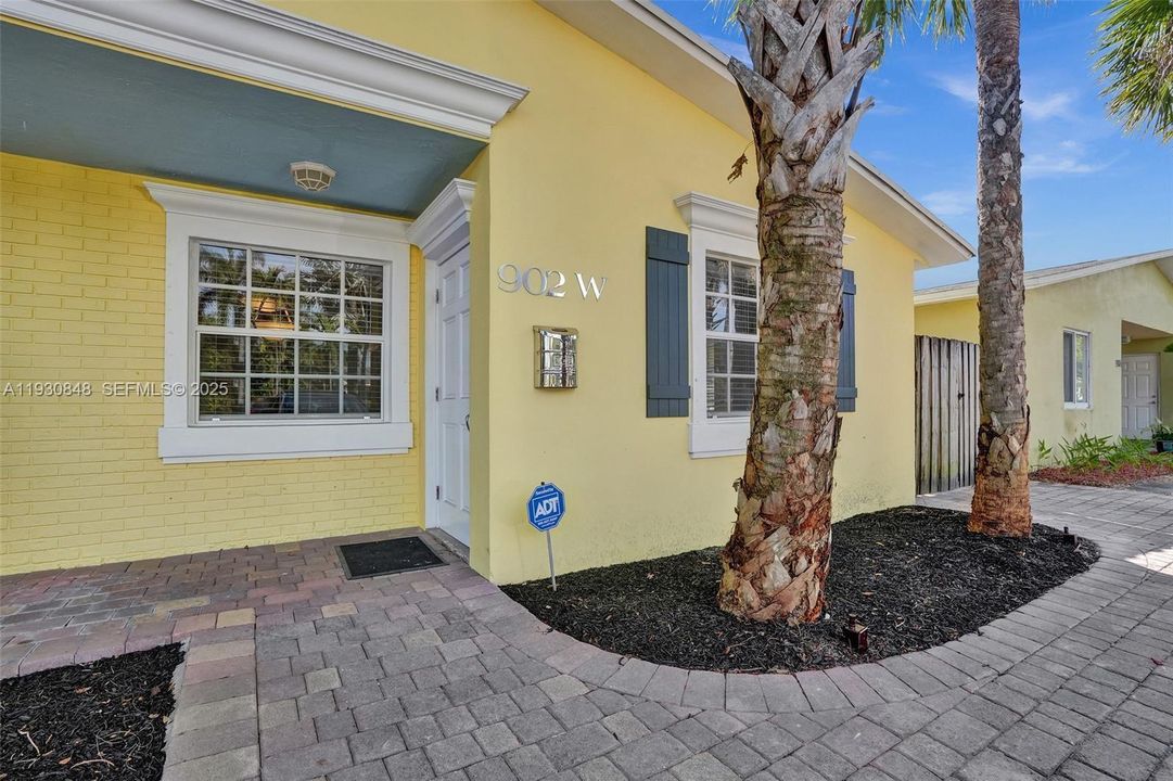 For Rent: $2,950 (3 beds, 2 baths, 1382 Square Feet)