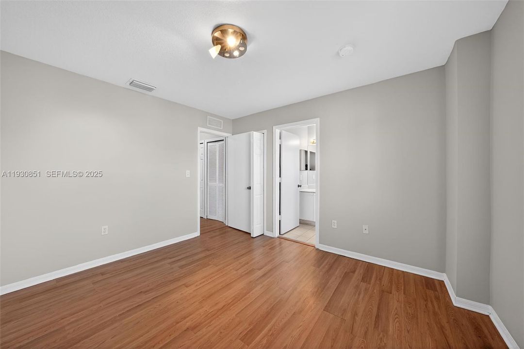 На продажу: $274,900 (2 спален, 2 ванн, 1166 Квадратных фут)