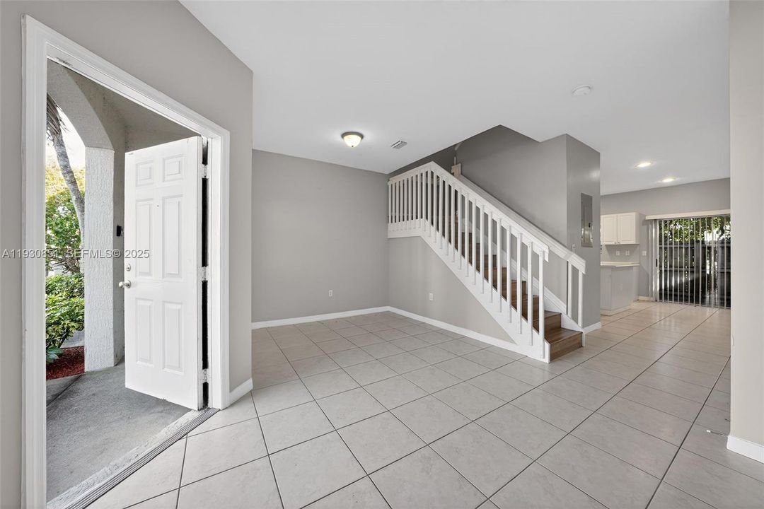 На продажу: $274,900 (2 спален, 2 ванн, 1166 Квадратных фут)