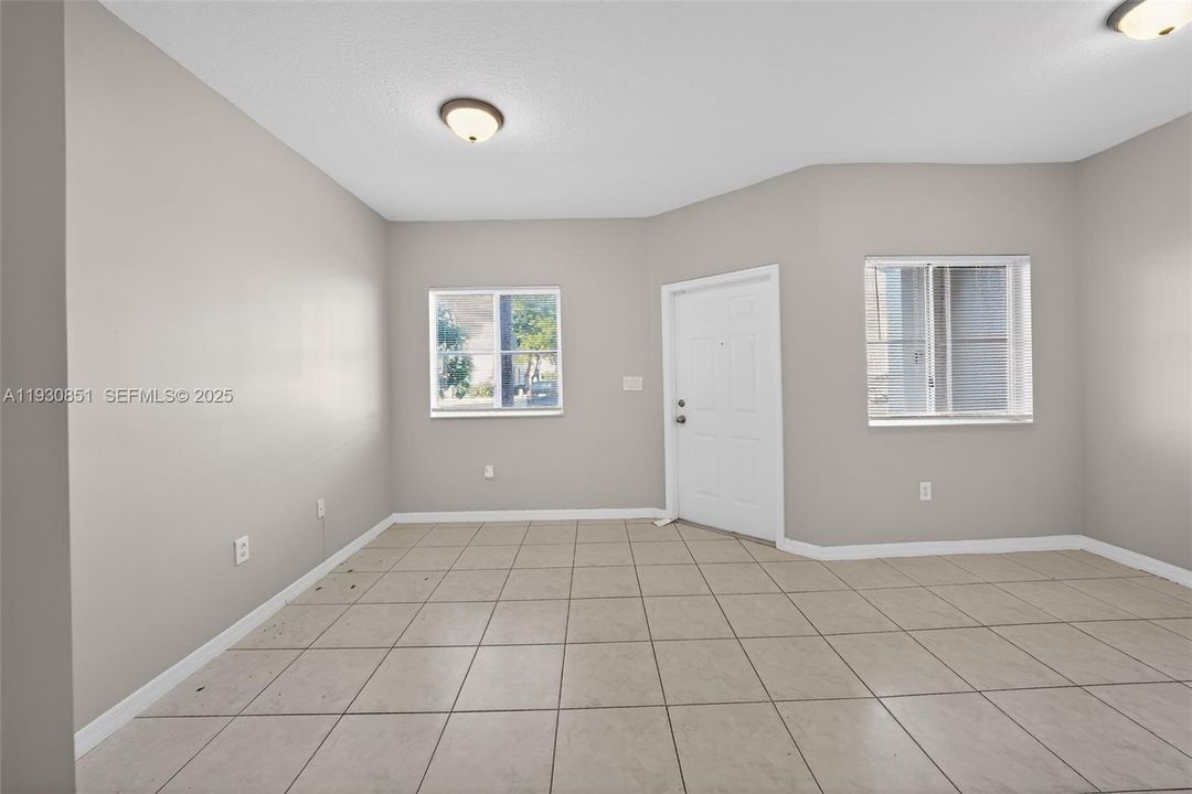 На продажу: $274,900 (2 спален, 2 ванн, 1166 Квадратных фут)