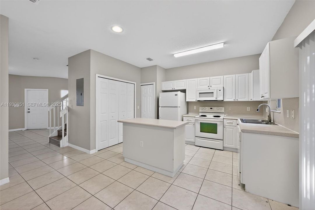 На продажу: $274,900 (2 спален, 2 ванн, 1166 Квадратных фут)