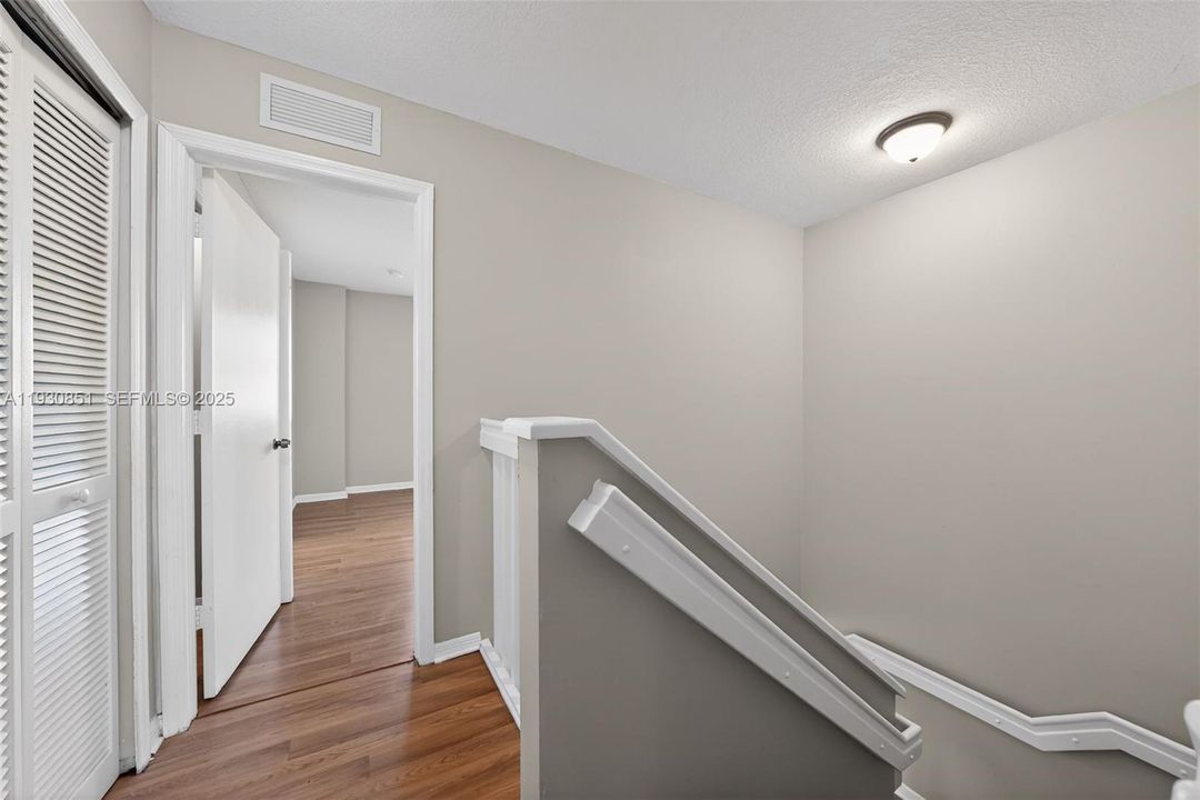 На продажу: $274,900 (2 спален, 2 ванн, 1166 Квадратных фут)