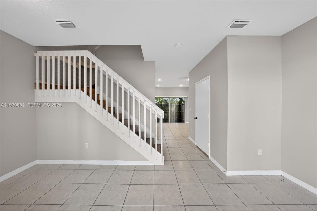 На продажу: $274,900 (2 спален, 2 ванн, 1166 Квадратных фут)