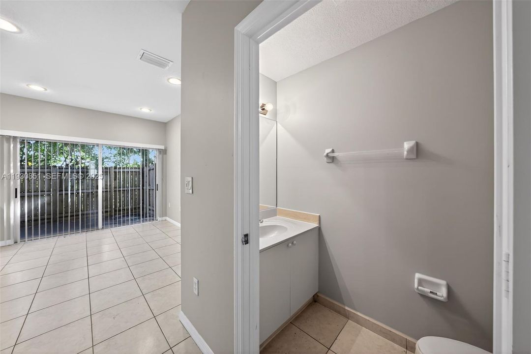 На продажу: $274,900 (2 спален, 2 ванн, 1166 Квадратных фут)