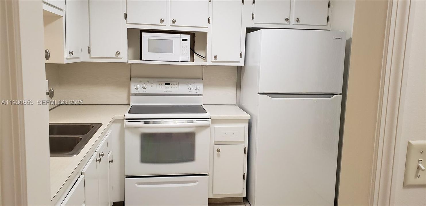 For Sale: $199,000 (1 beds, 1 baths, 730 Square Feet)