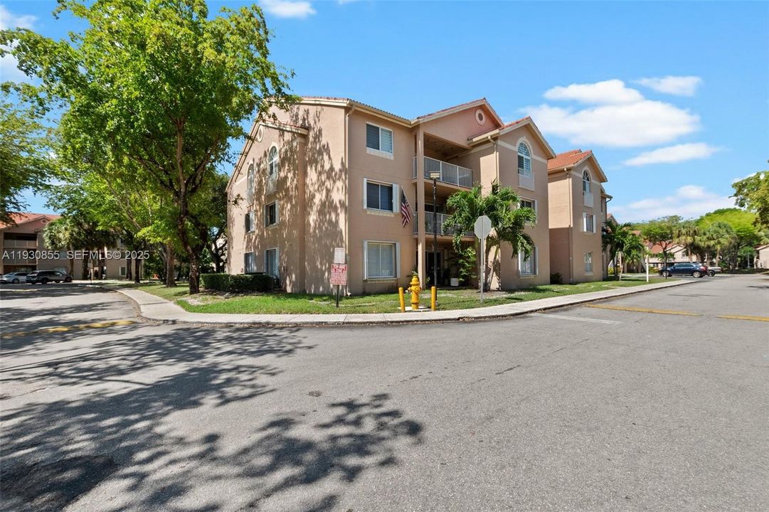 For Rent: $2,700 (3 beds, 2 baths, 1190 Square Feet)