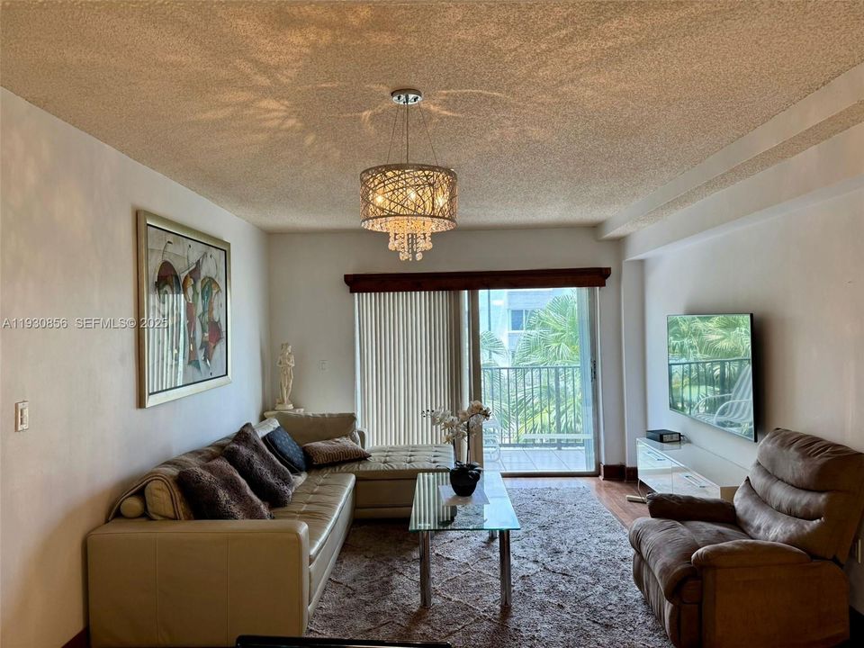 En Venta: $375,000 (2 camas, 2 baños, 970 Pies cuadrados)