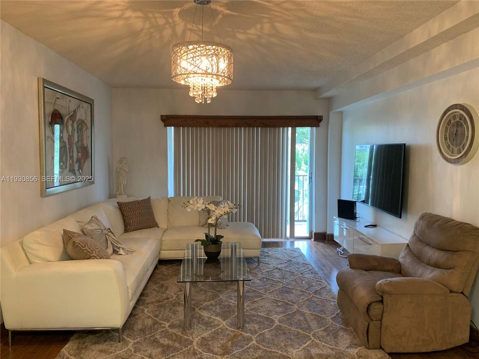 En Venta: $375,000 (2 camas, 2 baños, 970 Pies cuadrados)