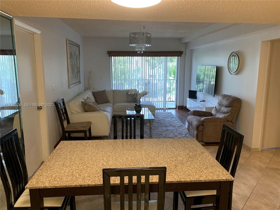 En Venta: $375,000 (2 camas, 2 baños, 970 Pies cuadrados)