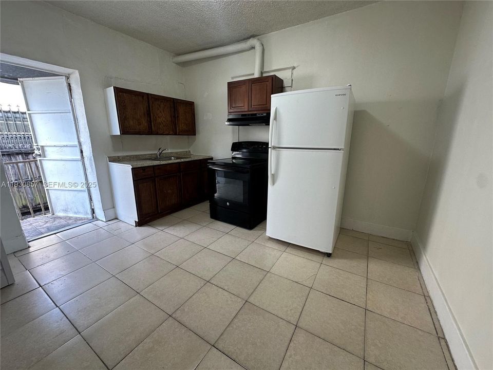 出租: $1,200 (1 贝兹, 1 浴室, 2188 平方英尺)