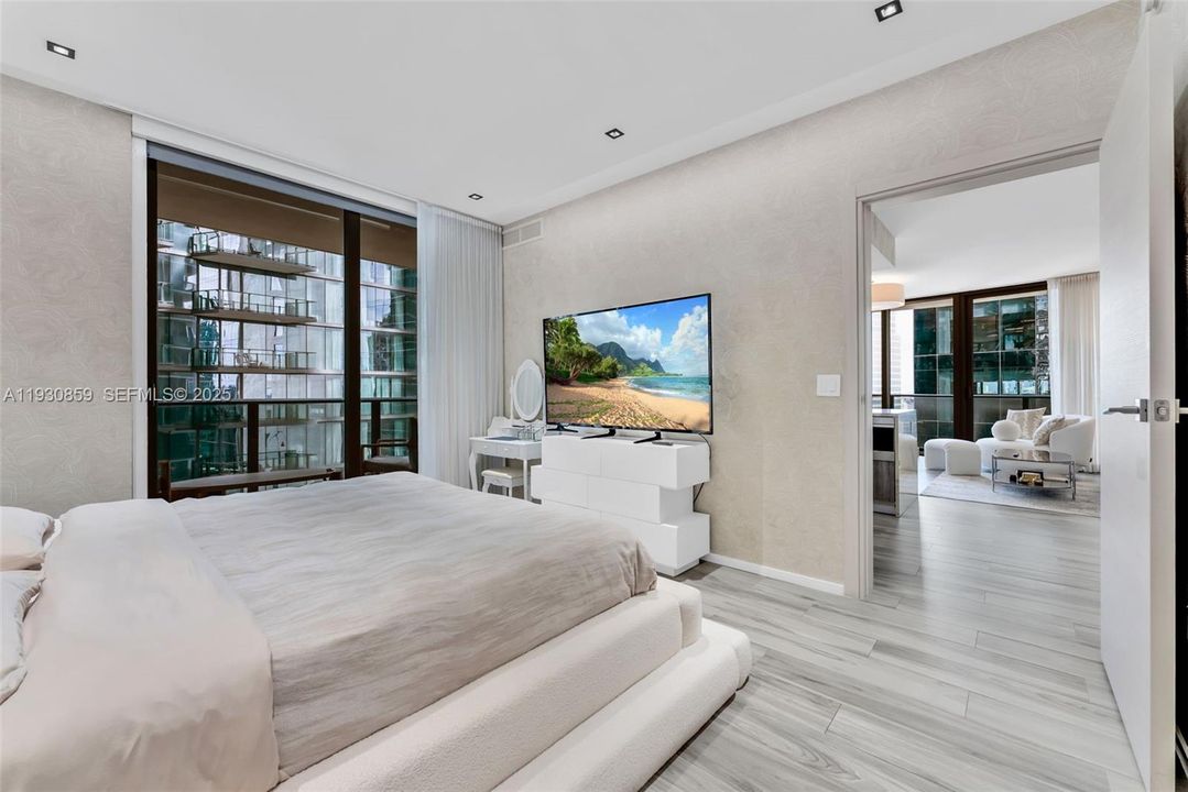 For Sale: $1,049,000 (2 beds, 2 baths, 1152 Square Feet)