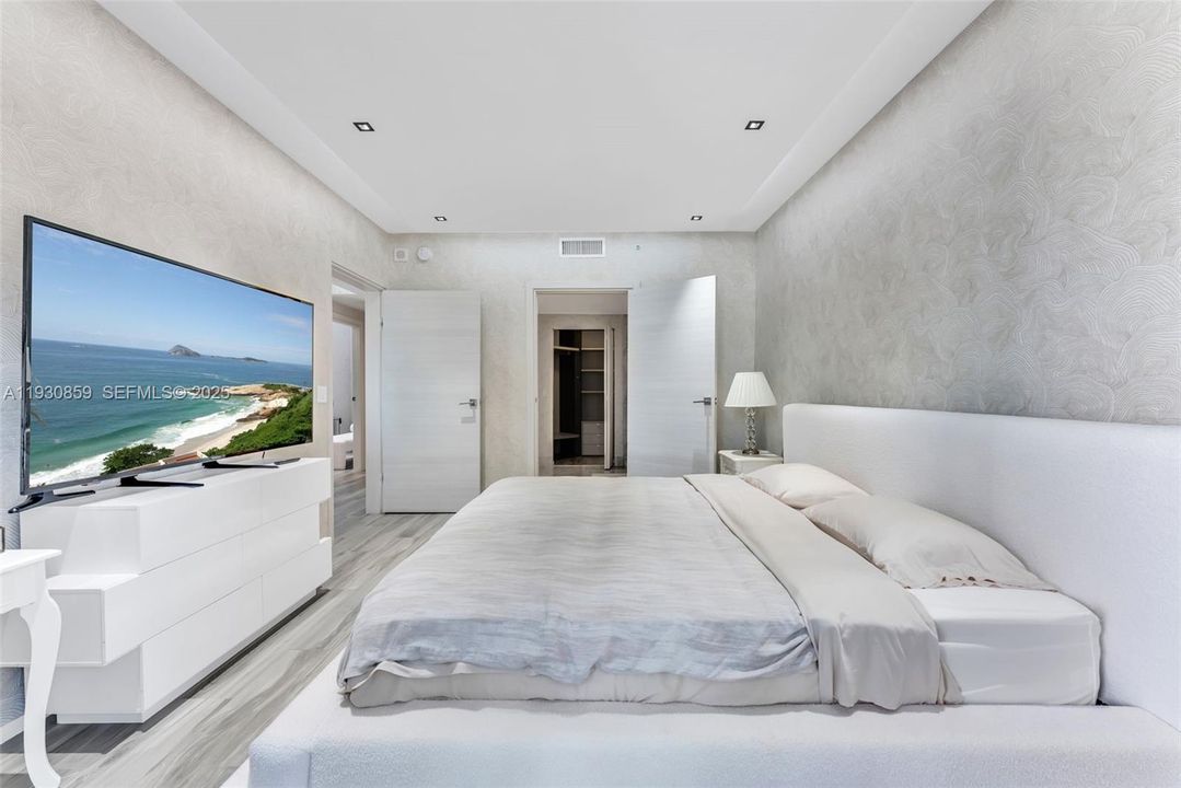 For Sale: $1,049,000 (2 beds, 2 baths, 1152 Square Feet)