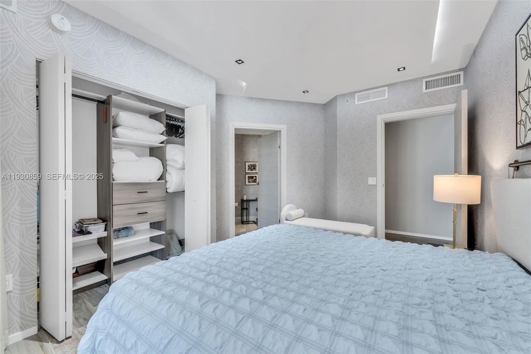 For Sale: $1,049,000 (2 beds, 2 baths, 1152 Square Feet)