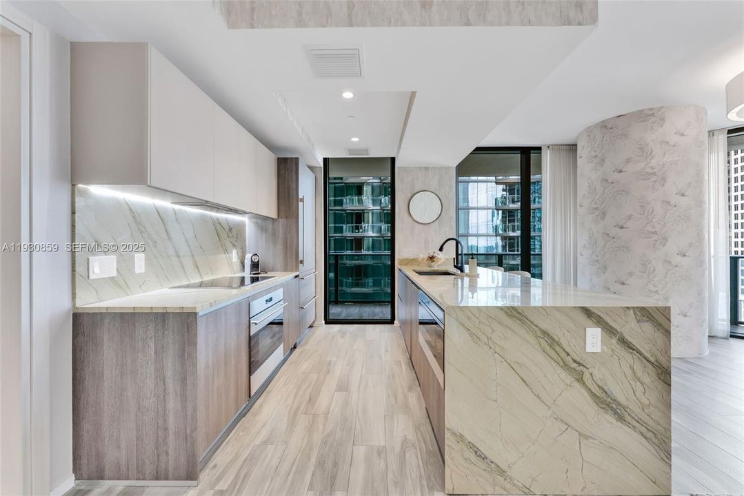 For Sale: $1,049,000 (2 beds, 2 baths, 1152 Square Feet)