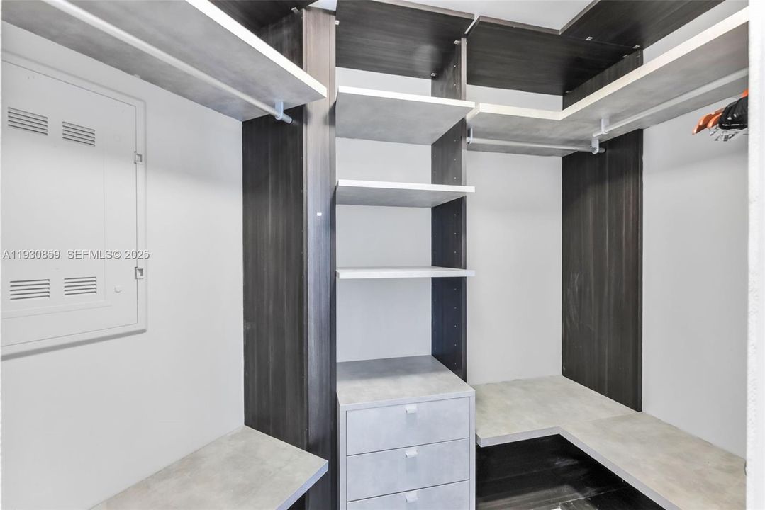 For Sale: $1,049,000 (2 beds, 2 baths, 1152 Square Feet)