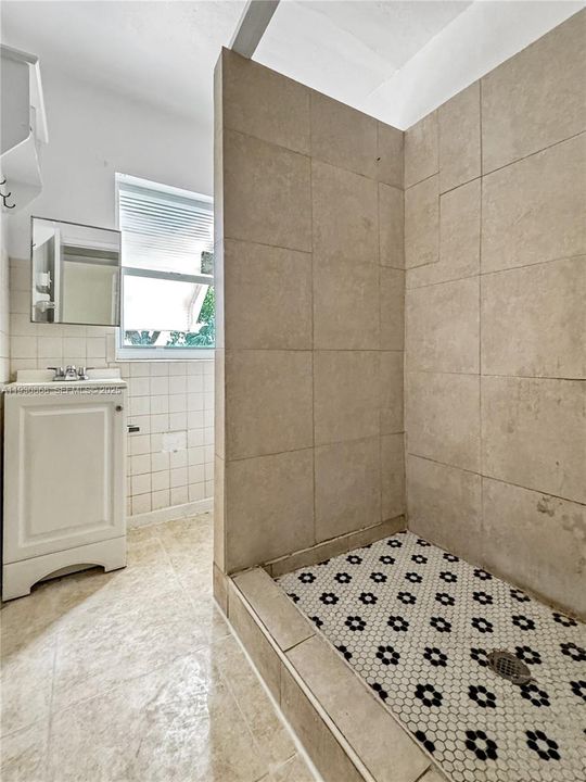 For Rent: $2,200 (3 beds, 1 baths, 848 Square Feet)