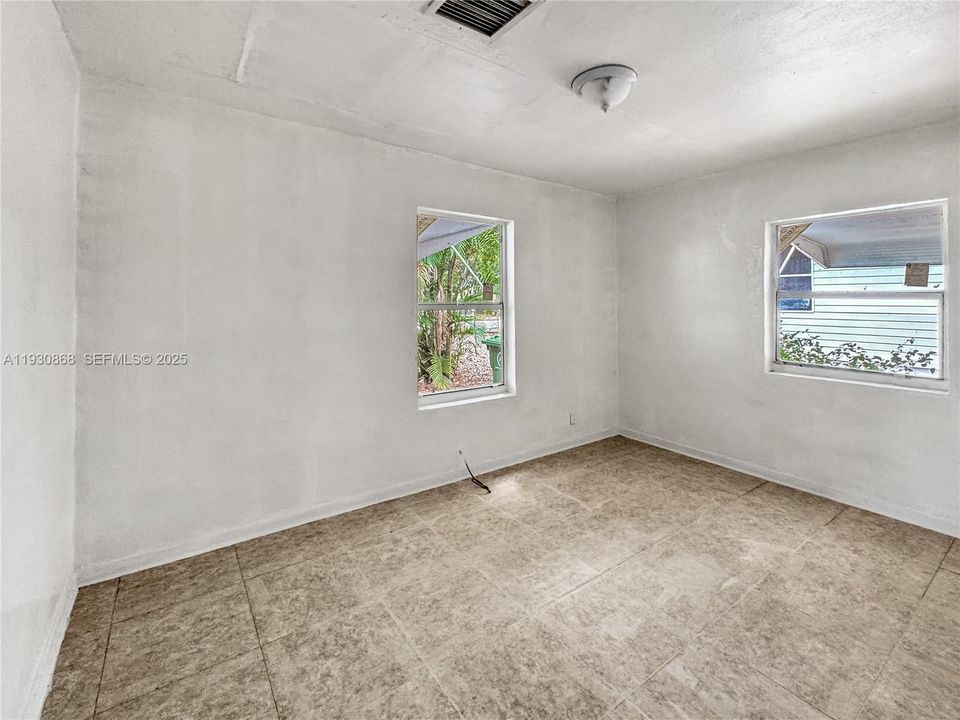 For Rent: $2,200 (3 beds, 1 baths, 848 Square Feet)