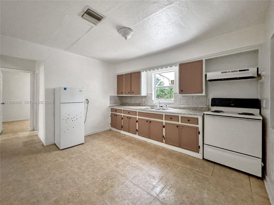 For Rent: $2,200 (3 beds, 1 baths, 848 Square Feet)