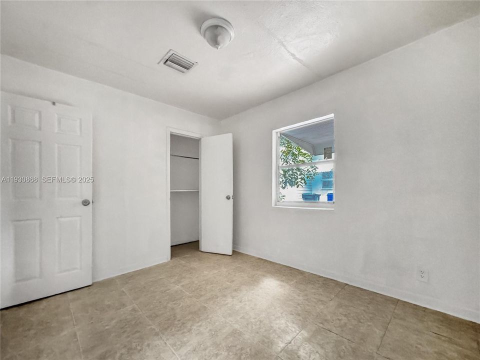 For Rent: $2,200 (3 beds, 1 baths, 848 Square Feet)