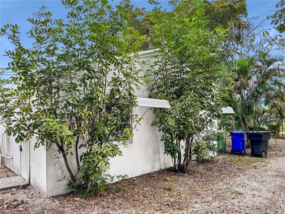 For Rent: $2,200 (3 beds, 1 baths, 848 Square Feet)