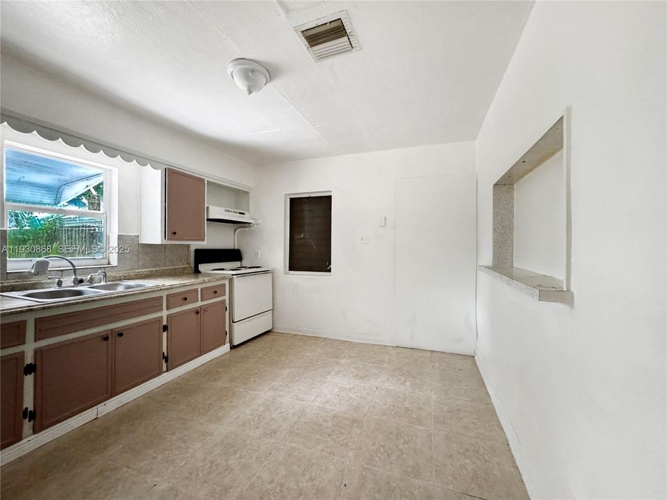 For Rent: $2,200 (3 beds, 1 baths, 848 Square Feet)