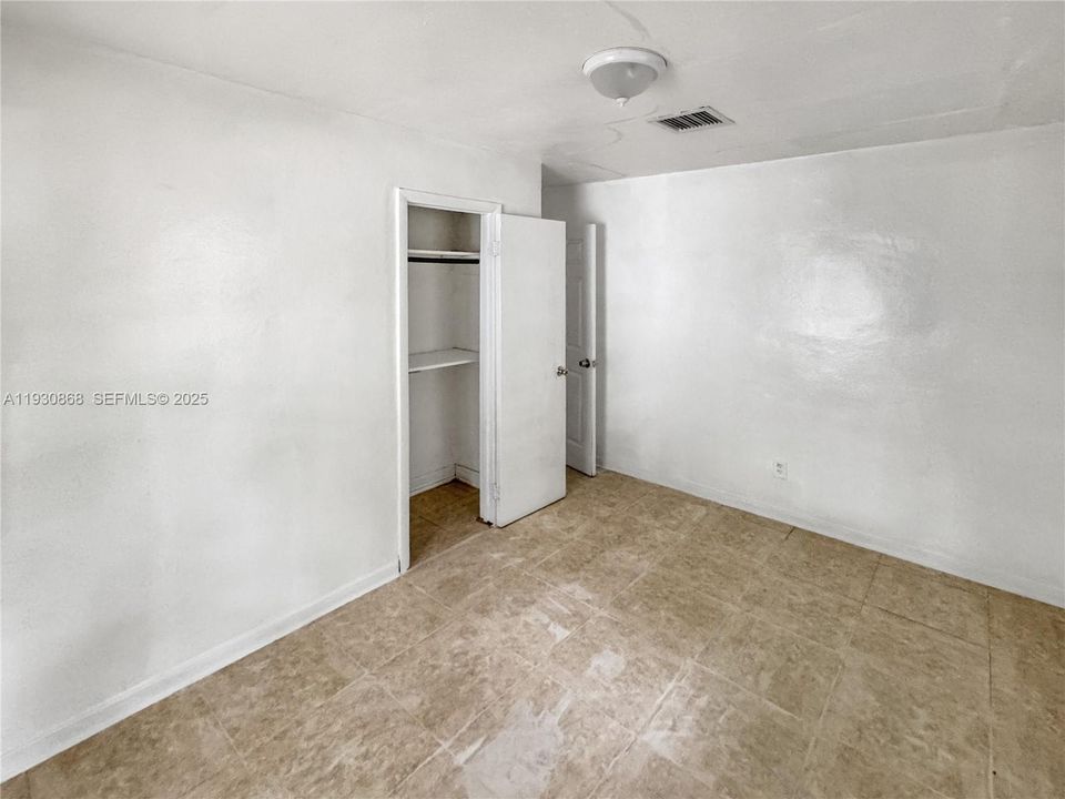 For Rent: $2,200 (3 beds, 1 baths, 848 Square Feet)