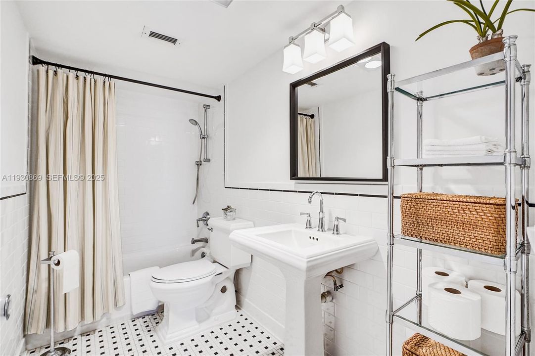 For Sale: $420,000 (2 beds, 2 baths, 1050 Square Feet)