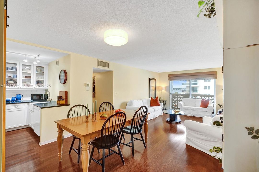 For Sale: $420,000 (2 beds, 2 baths, 1050 Square Feet)