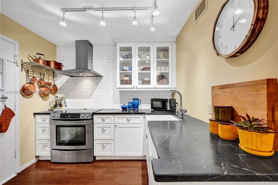 For Sale: $420,000 (2 beds, 2 baths, 1050 Square Feet)