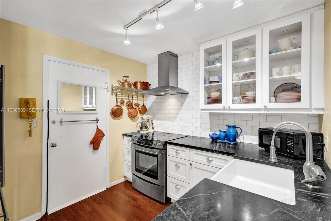 For Sale: $420,000 (2 beds, 2 baths, 1050 Square Feet)