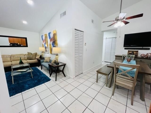 В аренду: $2,400 (2 спален, 2 ванн, 760 Квадратных фут)