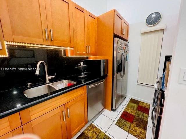 В аренду: $2,400 (2 спален, 2 ванн, 760 Квадратных фут)