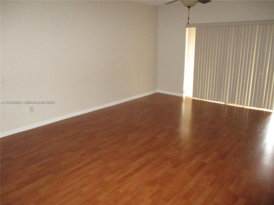 出租: $2,250 (2 贝兹, 2 浴室, 976 平方英尺)