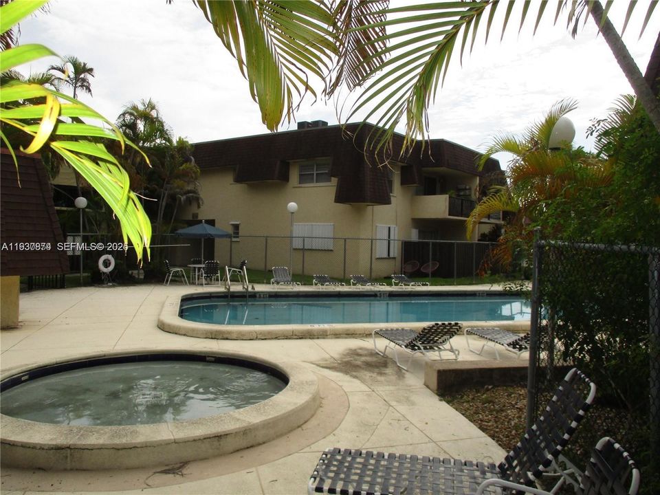 出租: $2,250 (2 贝兹, 2 浴室, 976 平方英尺)