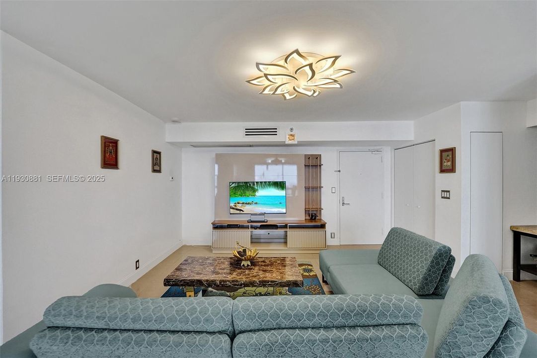 出租: $4,000 (2 贝兹, 2 浴室, 1365 平方英尺)