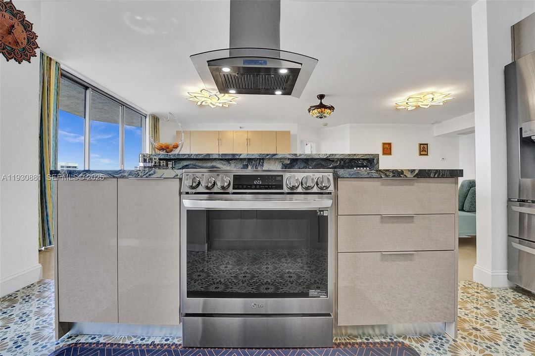 出租: $4,000 (2 贝兹, 2 浴室, 1365 平方英尺)