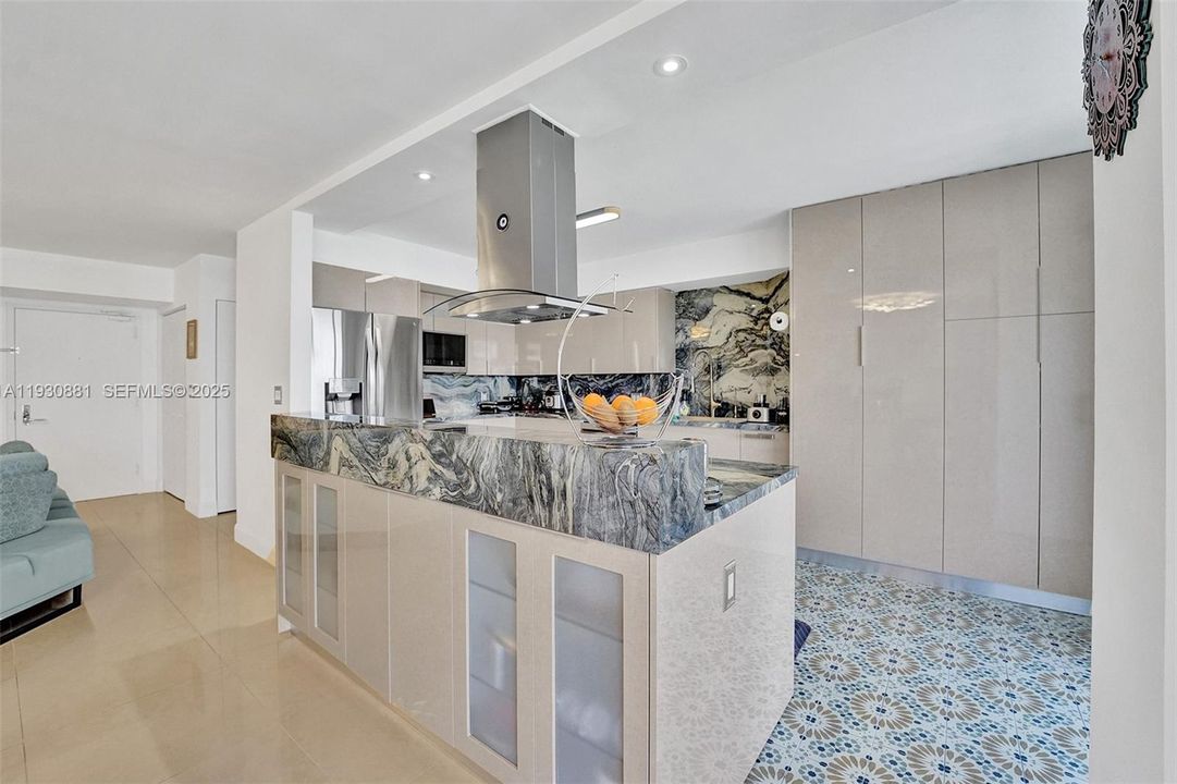 出租: $4,000 (2 贝兹, 2 浴室, 1365 平方英尺)