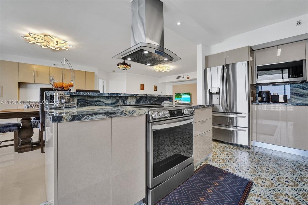 出租: $4,000 (2 贝兹, 2 浴室, 1365 平方英尺)